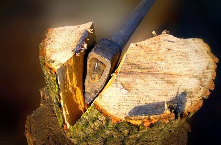 Колуны для колки дров и топор: литой, кованный